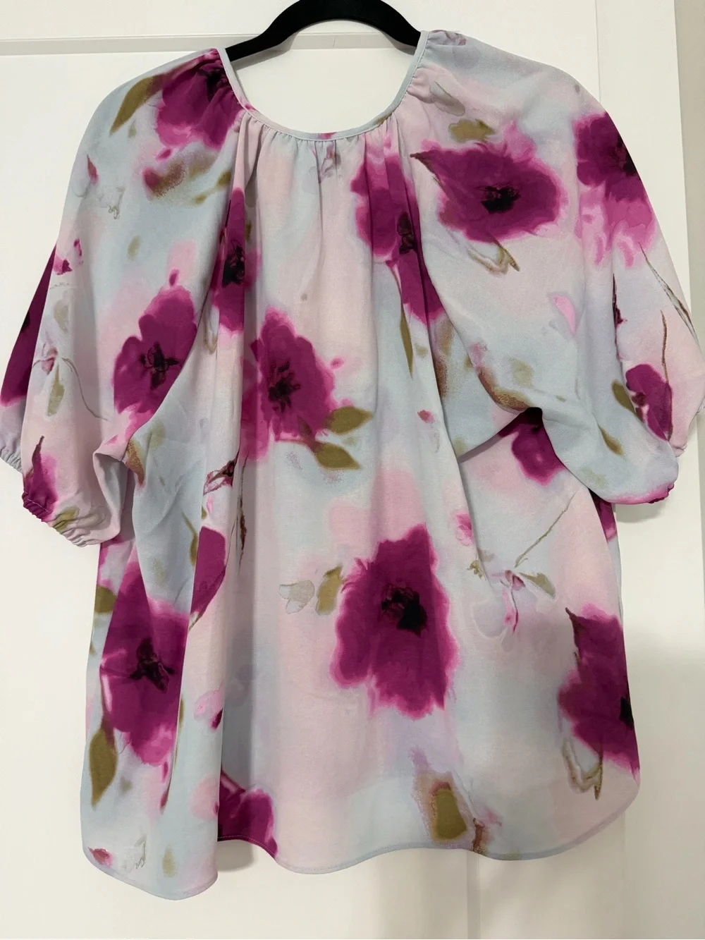 Simply Vera Vera Wang White Blouse with Magenta Floral Print